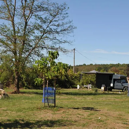Emplacement De A La Pompadour Avec Eau Et électricité Privatives Camping *
