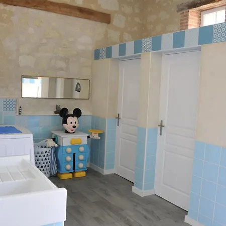 Emplacement De A La Pompadour Avec Eau Et électricité Privatives Camping *