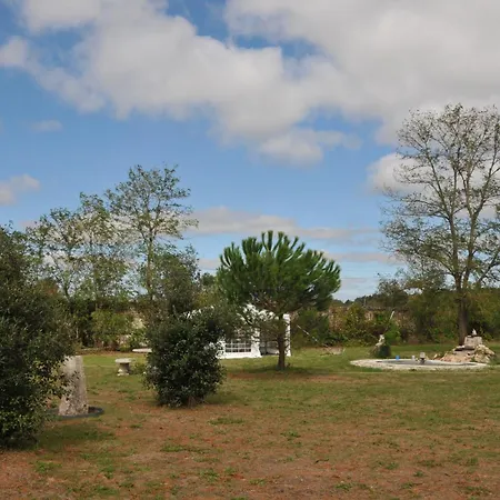 Emplacement De A La Pompadour Avec Eau Et électricité Privatives Camping